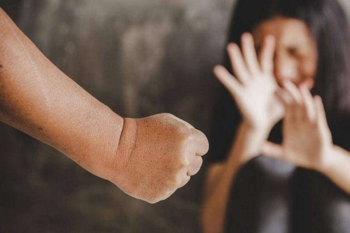 Hombre golpeó y amenazó con matar a su esposa en la colonia Miguel Valencia