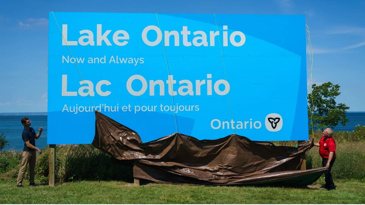 El mensaje “Lago Ontario. Ahora y siempre” apareció en la orilla canadiense. (AP)