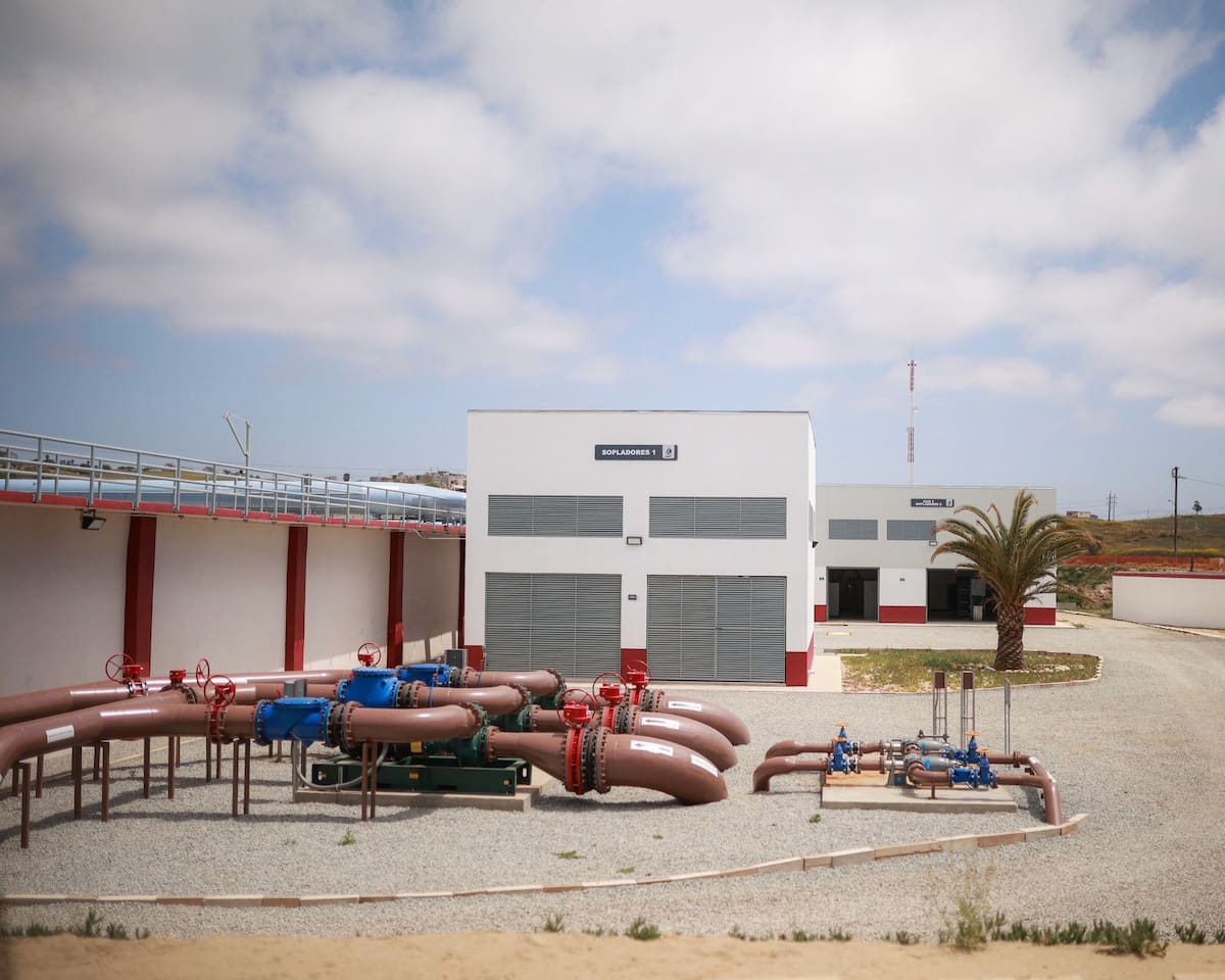 La mandataria y la secretaria de Medio Ambiente Federal, constataron los avances en la construcción y rehabilitación de la planta. Foto: Cortesía