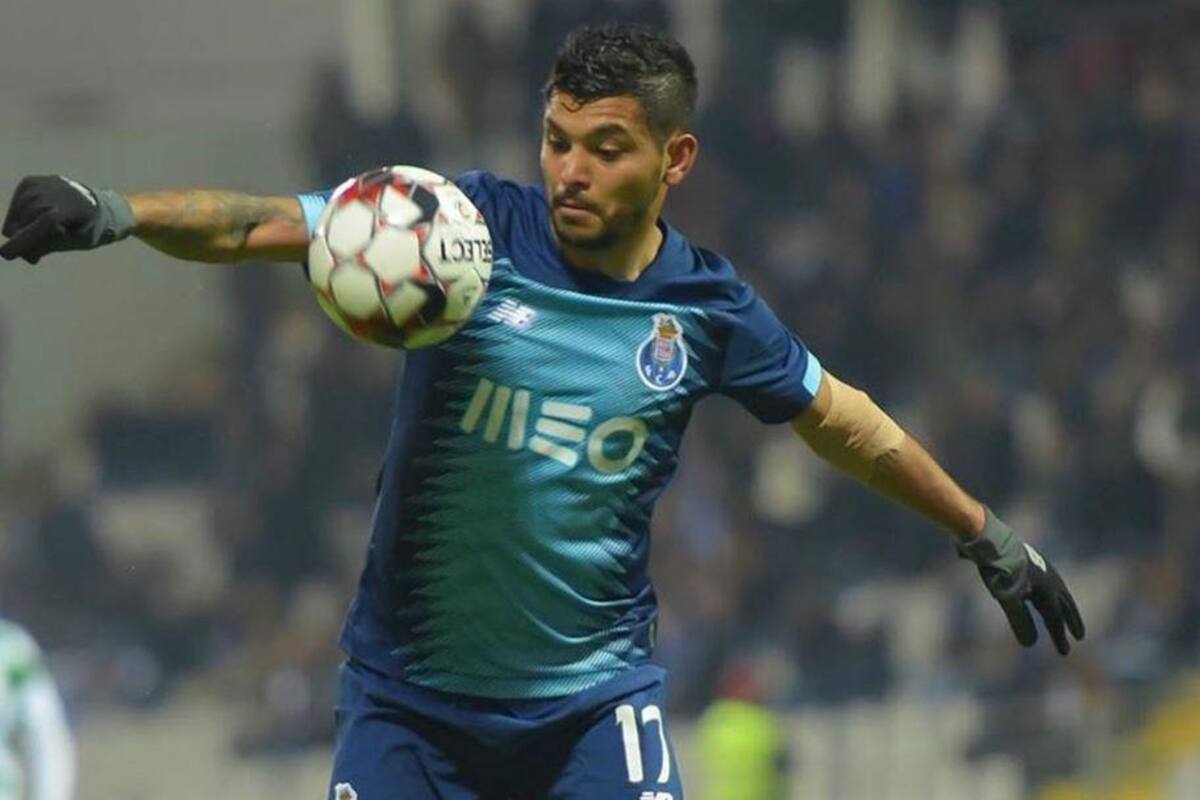 "Tecatito" rompe su marca de asistencias en Europa