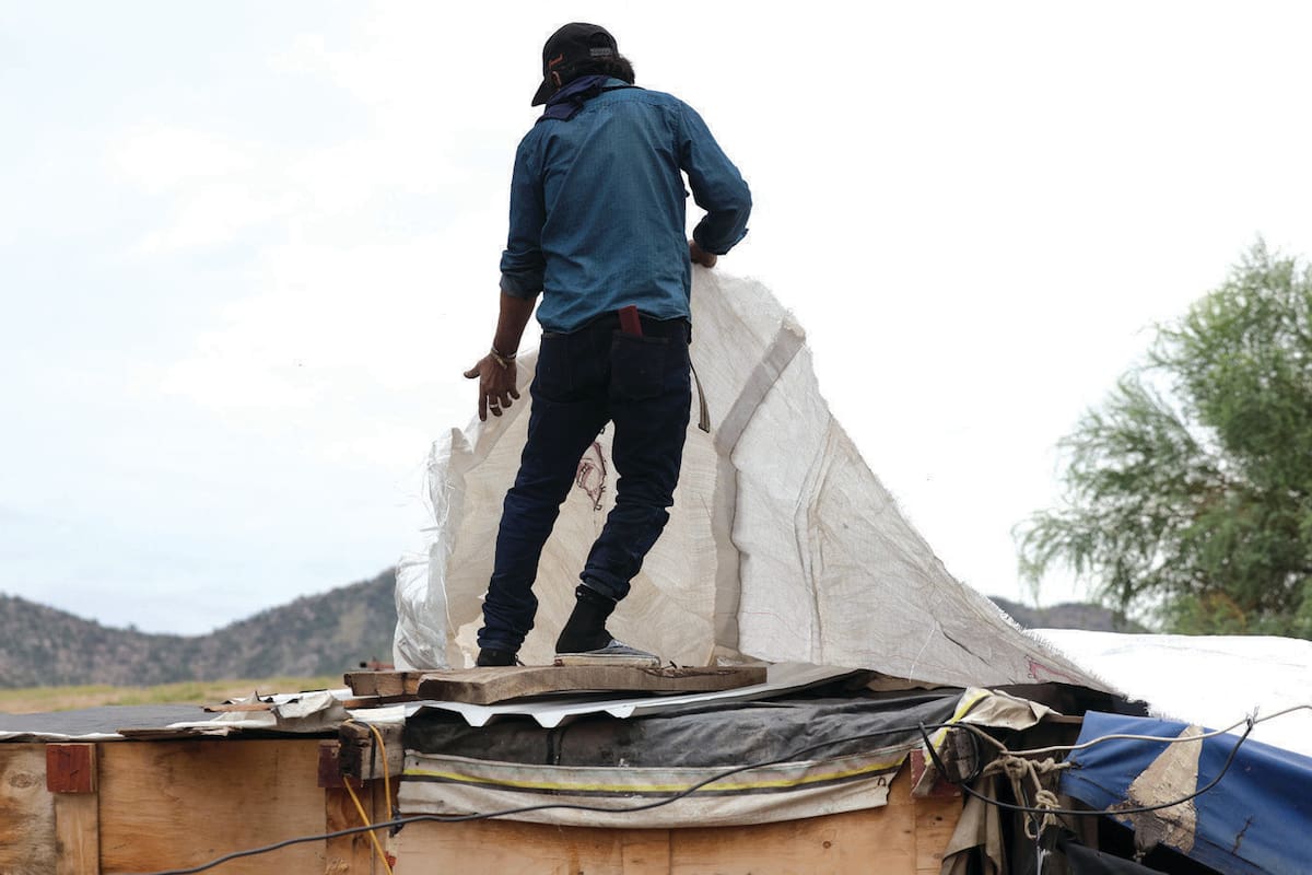 Mientras el paso de Huracán Polo por Sonora traerá efectos a Hermosillo, habitantes de Guayacán enfrentan las lluvias con techos vulnerables y reparaciones hechas con sus propios recursos