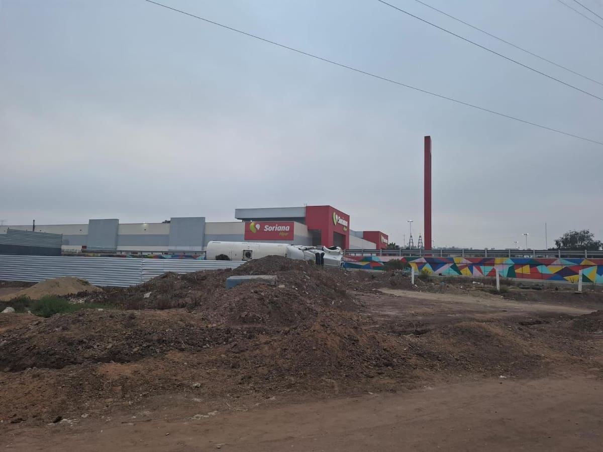 La pipa cargada con más de 30 mil litros de combustible perdió el control al intentar maniobrar para ingresar a la vialidad. Foto: Carmen Gutiérrez