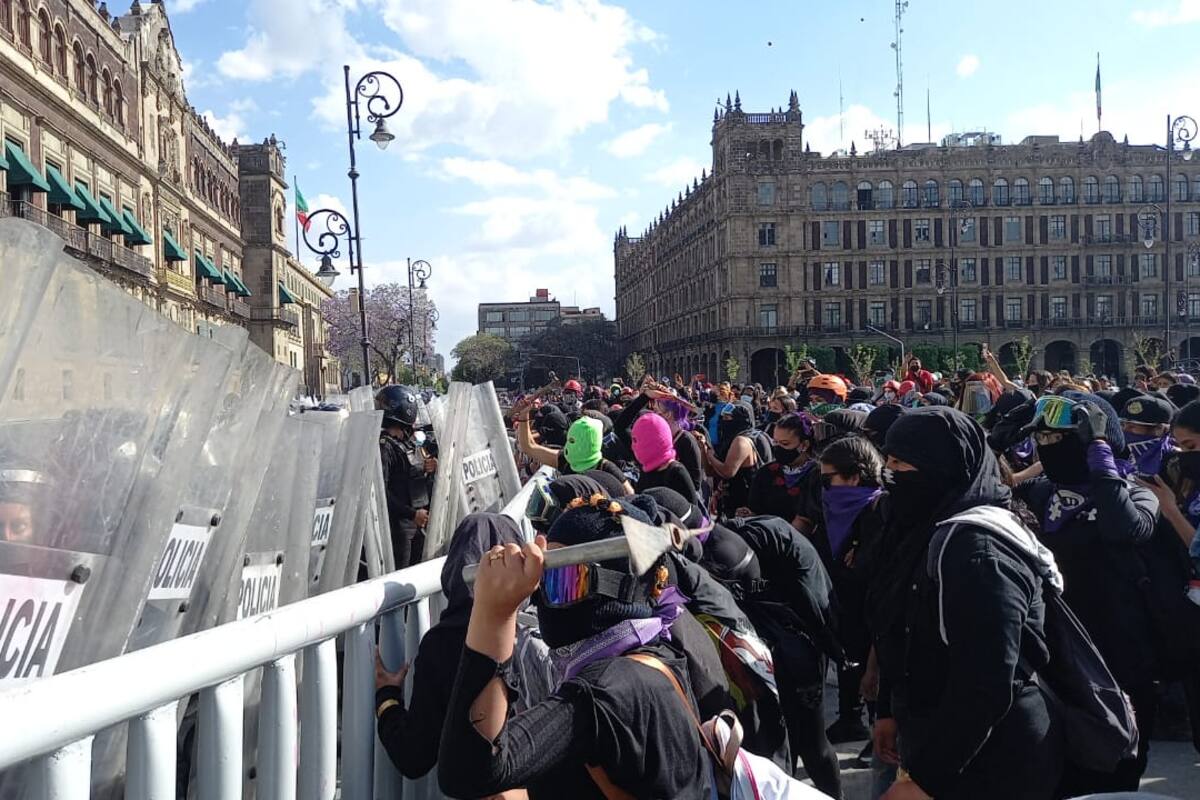 Manifestaciones feministas llegan a Palacio Nacional para exigir justicia por feminicidios registrados en Quintana Roo