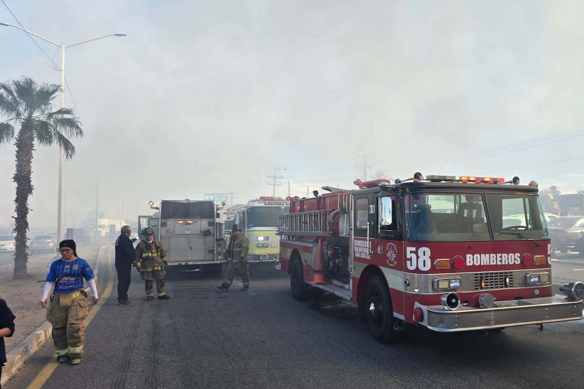 Incendio consume local comercial y yonke en carretera a Mexicali, en SLRC