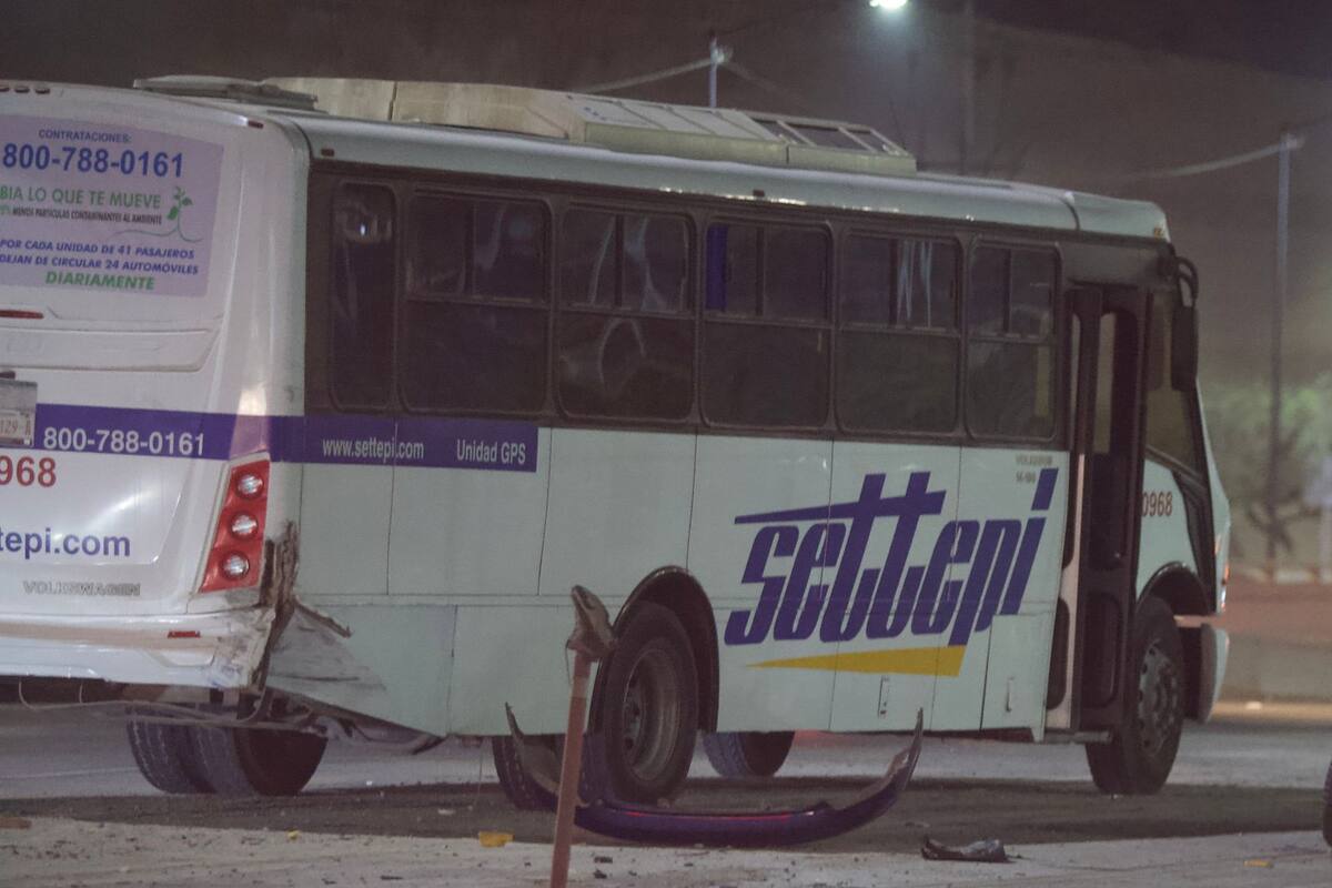 Los otros dos tripulantes del automóvil compacto fueron trasladados de urgencia a un hospital.