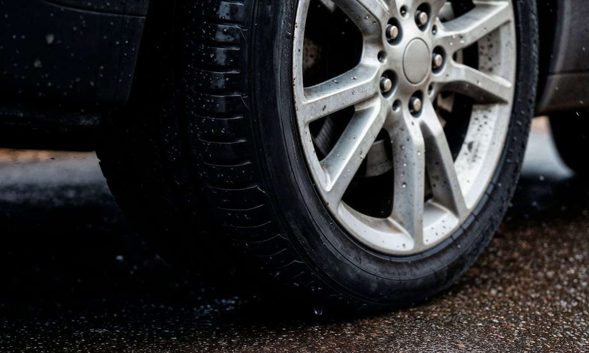 En temporada de lluvias, revisar tus llantas, alinearlas y ajustar la presión evita el desgaste desigual y el riesgo de aquaplaning, garantizando la adherencia y la estabilidad del auto al conducir | Magnific