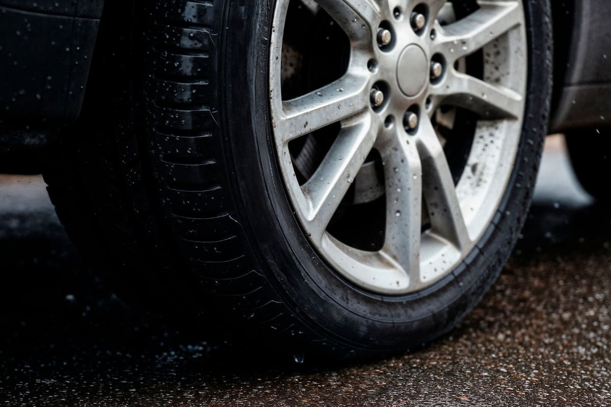 En temporada de lluvias, revisar tus llantas, alinearlas y ajustar la presión evita el desgaste desigual y el riesgo de aquaplaning, garantizando la adherencia y la estabilidad del auto al conducir