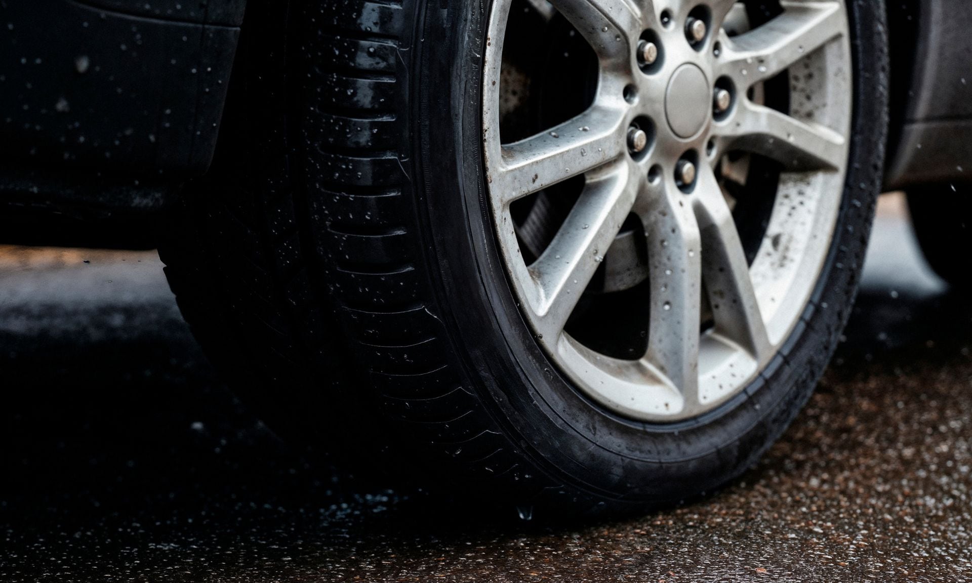 En temporada de lluvias, revisar tus llantas, alinearlas y ajustar la presión evita el desgaste desigual y el riesgo de aquaplaning, garantizando la adherencia y la estabilidad del auto al conducir | Magnific
