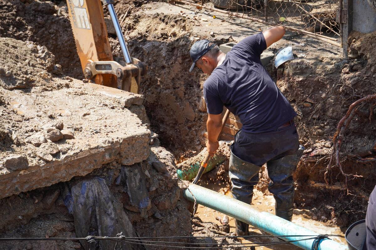 Remplaza Cespe tramo de tubería en loma linda tras ruptura