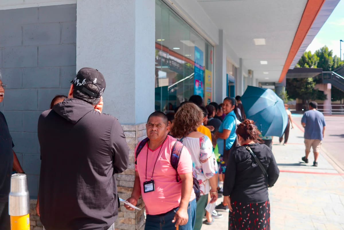 Personas permanecieron durante horas en espera para completar el registro de sus líneas, pese a las altas temperaturas en Tecate. Foto: Cortesía / Border Zoom