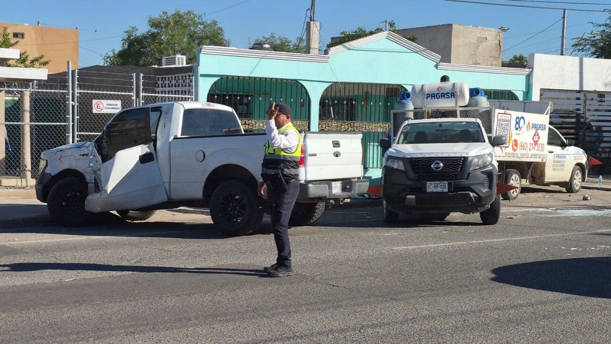 Ford Lobo choca contra una unidad de Pagasa en la colonia Pimentel; la conductora y su hijo reciben atención médica en hospital