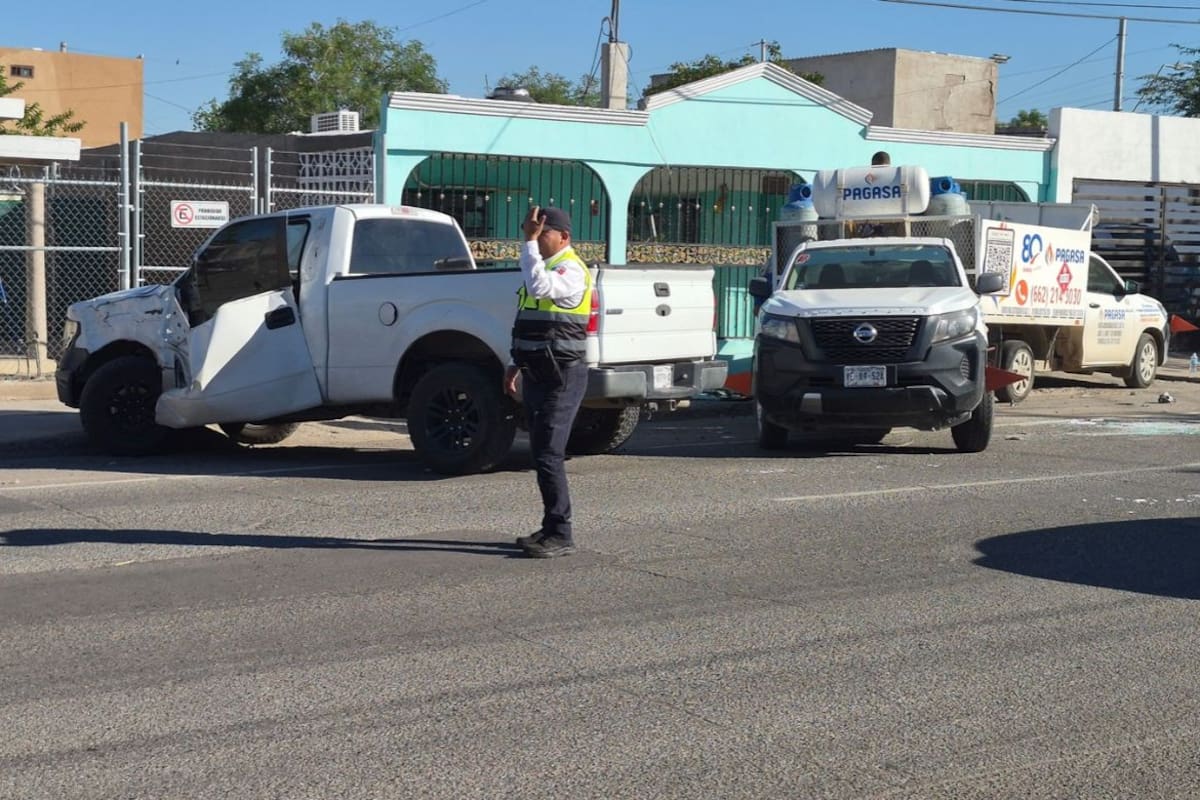 Ford Lobo choca contra una unidad de Pagasa en la colonia Pimentel; la conductora y su hijo reciben atención médica en hospital
