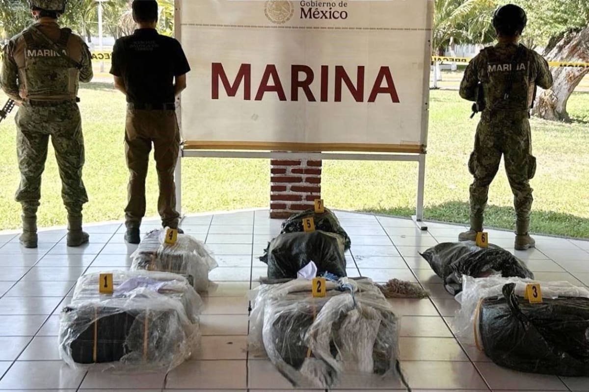 Marina asegura 265 kilos de cocaína frente a Michoacán tras persecución marítima y aérea