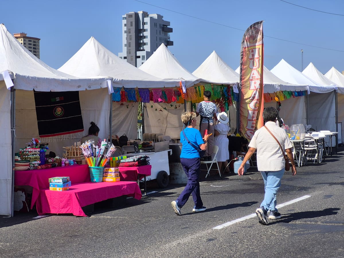 Los asistentes comenzaron a concentrarse frente al Palacio Municipal de Tijuana para disfrutar de la música, la comida y el ambiente de las Fiestas Patrias. Foto: Michelle Castillo