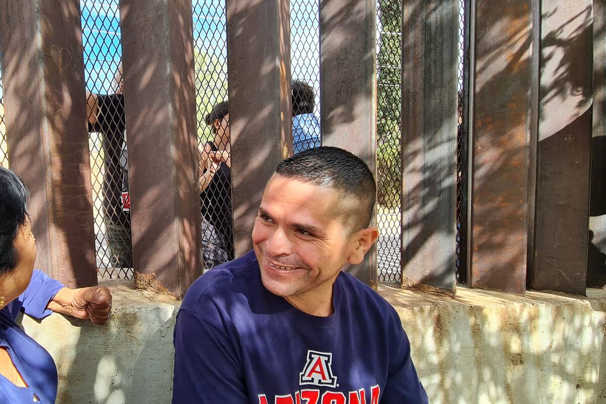 VIDEO: Con un muro de por medio, se reencuentran 3 generaciones en Nogales