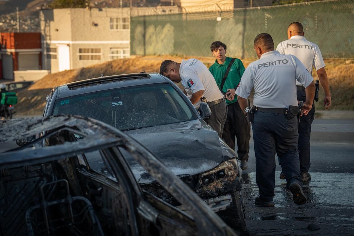 El accidente involucró cuatro vehículos y derivó en el incendio de dos unidades; no hubo personas lesionadas. Foto: Border Zoom