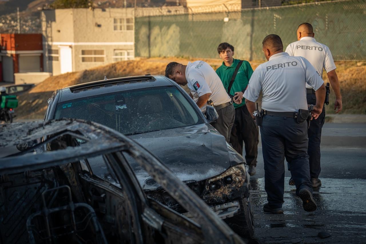 El accidente involucró cuatro vehículos y derivó en el incendio de dos unidades; no hubo personas lesionadas. Foto: Border Zoom