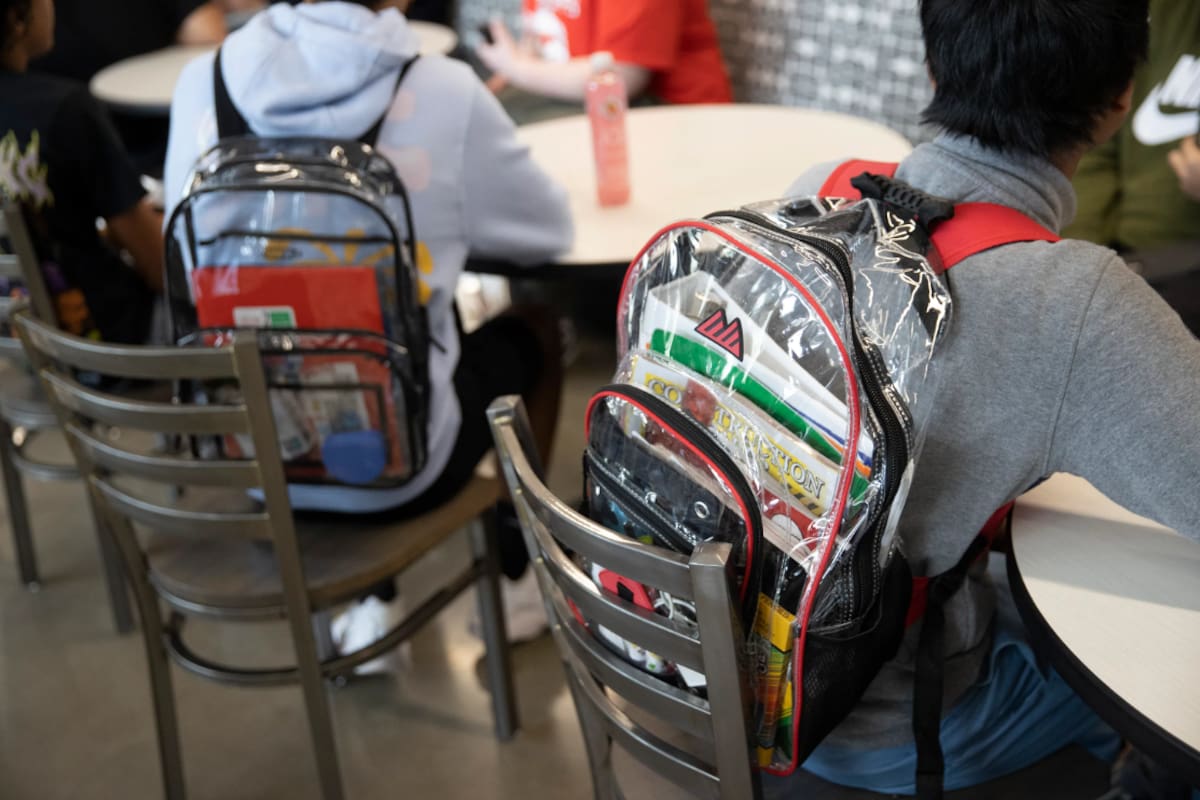 Preparatoria en Tamaulipas implementa uso obligatorio de mochilas transparentes como medida de seguridad