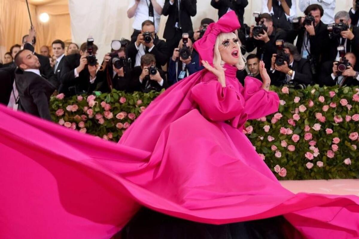 VIDEO: Lady Gaga sorprende en la gala del MET