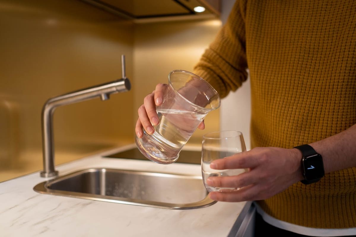 Los expertos indican que una forma de saber si el agua del grifo es buena para la plancha es verificar que esta no deje residuos blancos. | Foto: Pexels
