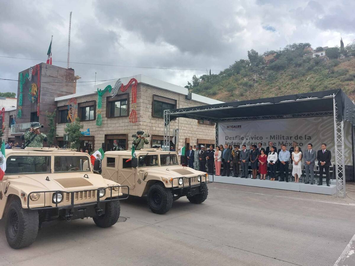 Inicia desfile cívico militar en Nogales