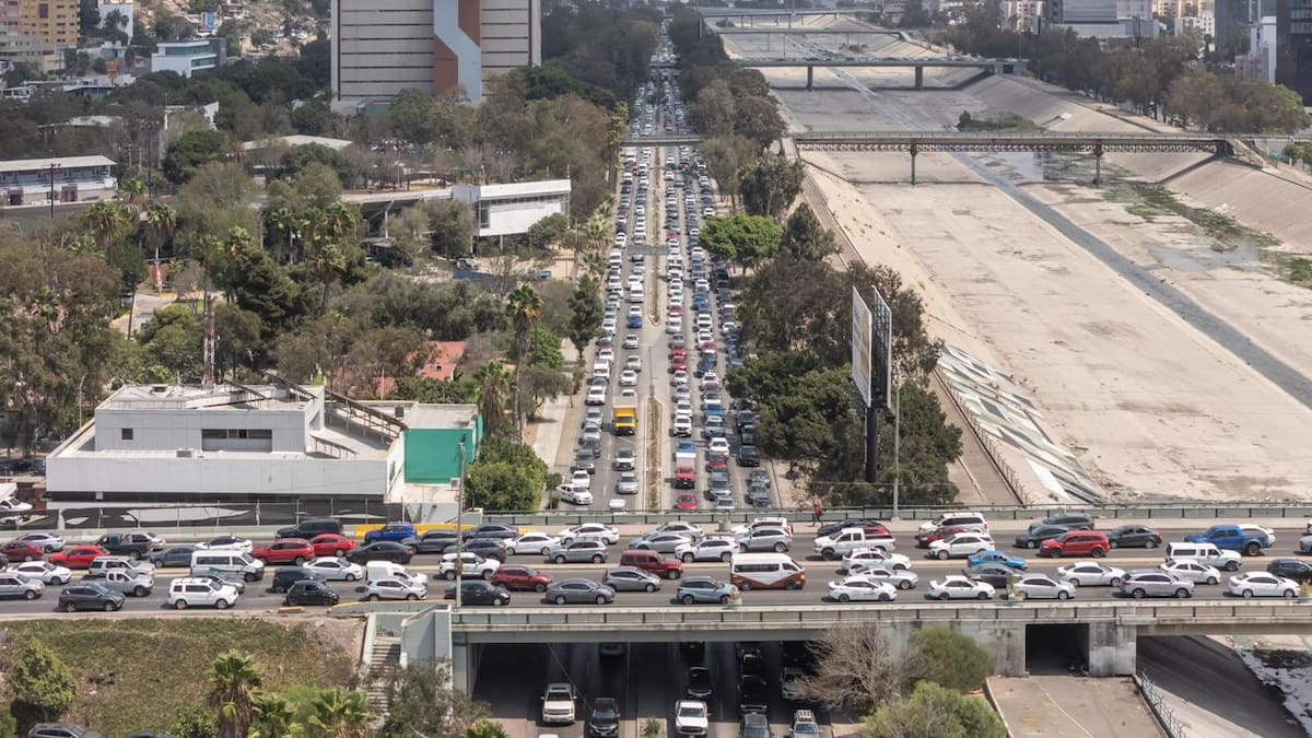 El regreso a clases incrementó la preocupación de estudiantes y familias por los tiempos de traslado y el tráfico en Tijuana. Foto: Border Zoom