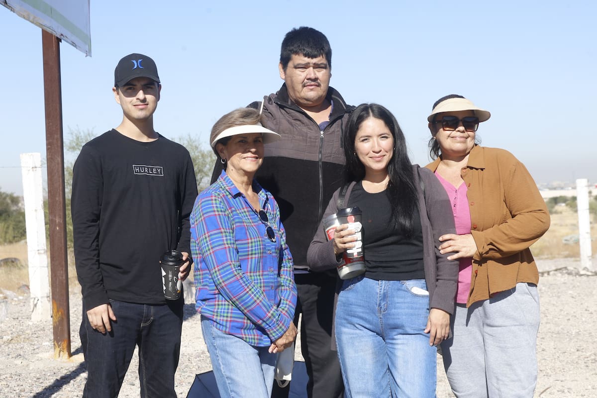 Los integrantes de la familia Salazar Cota caminaron desde el Palo Verde hasta el Cerrito de la Virgen, para dar gracias por todos los milagros concedidos. FOTO: TEODORO BORBÓN