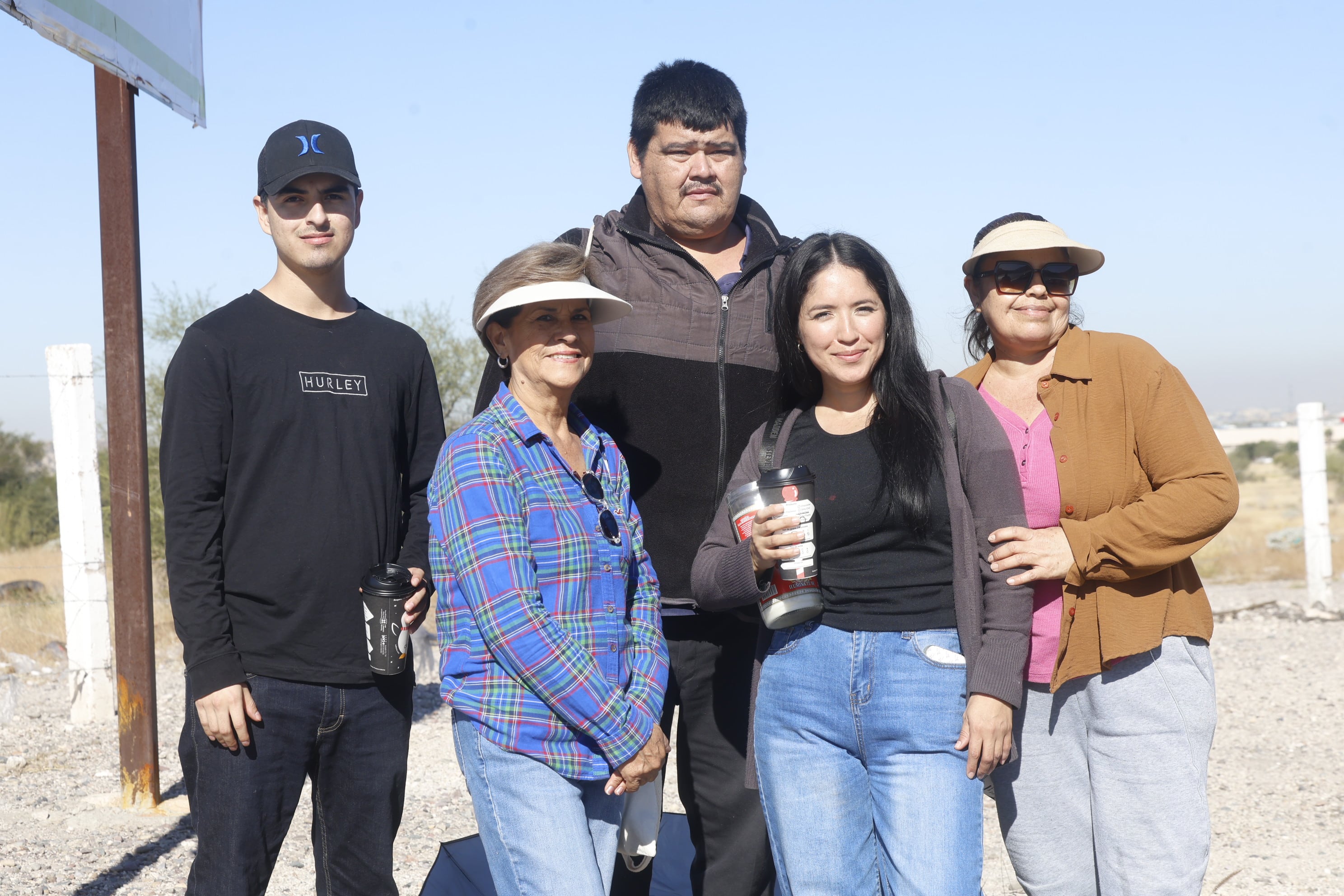 Los integrantes de la familia Salazar Cota caminaron desde el Palo Verde hasta el Cerrito de la Virgen, para dar gracias por todos los milagros concedidos. FOTO: TEODORO BORBÓN