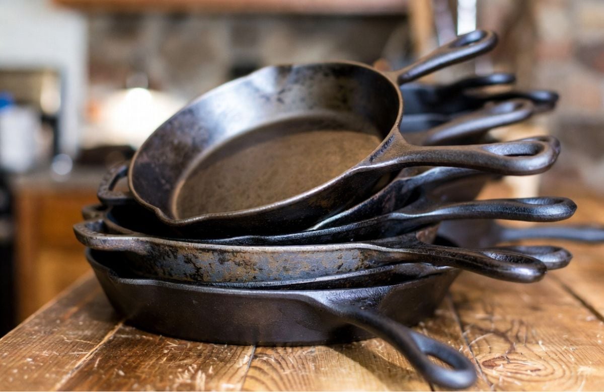 Antes de desechar una sartén vieja, conoce 5 ideas para transformarla en un accesorio funcional o decorativo para la cocina | Foto: Grok