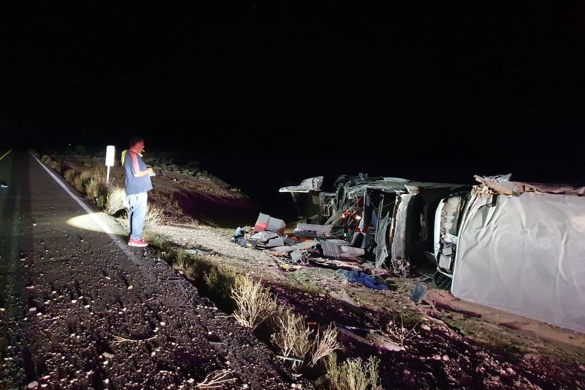 Tractocamión con chiles sufre volcadura en San Quintín