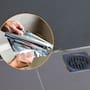 El truco del papel aluminio para las rejillas del baño que ayuda a reducir malos olores, bloquear el paso de plagas y mejorar la higiene del hogar