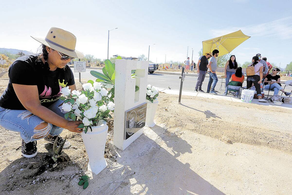 La familia Hernández visitó a su padre, don Lorenzo Hernández, quien hace tres meses falleció, ellos le colocaron flores en su tumba en el Panteón Municipal.