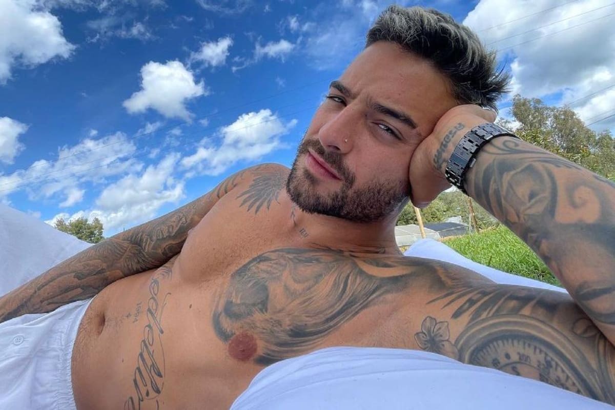 Maluma le da beso en la boca a una de sus fanáticas