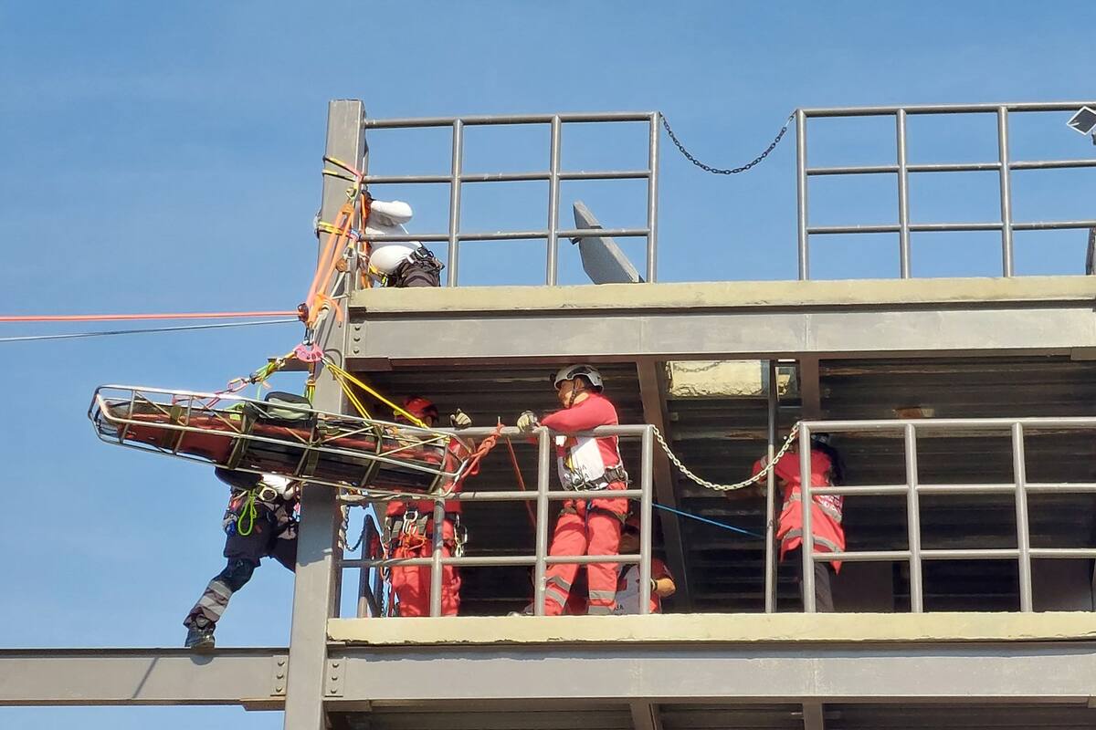 Paramédicos de Cruz Roja Tijuana se capacitan para rescates desde las alturas