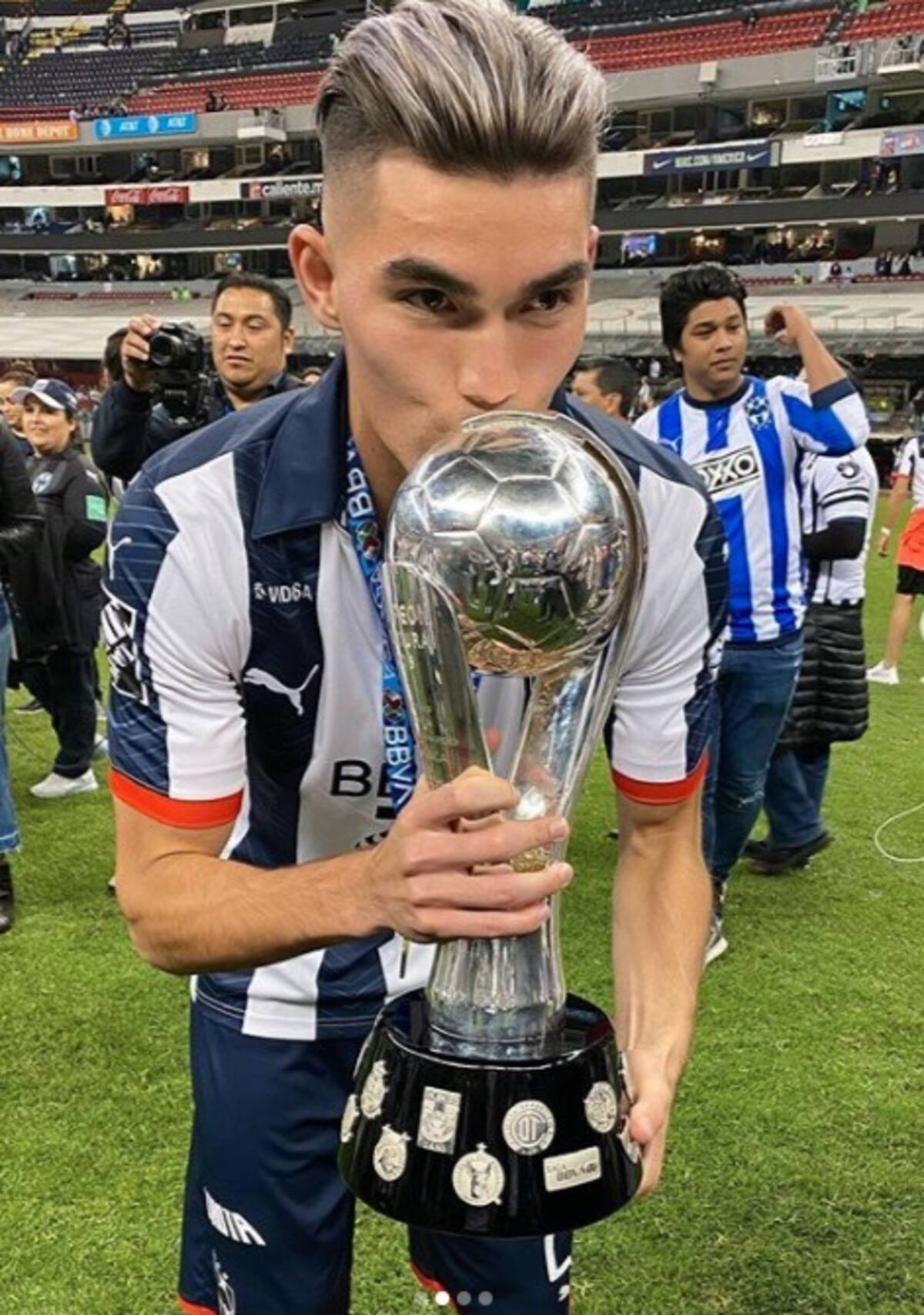 Johan Vásquez al ser campeón con Rayados besando el trofeo Apertura 2019 de la Liga MX. | Archivo GH