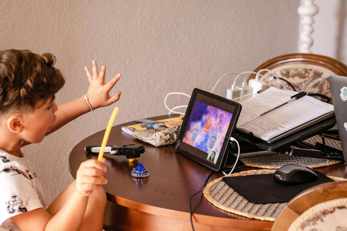 Niños que usan redes sociales con frecuencia muestran menor rendimiento en lectura y memoria, según estudio