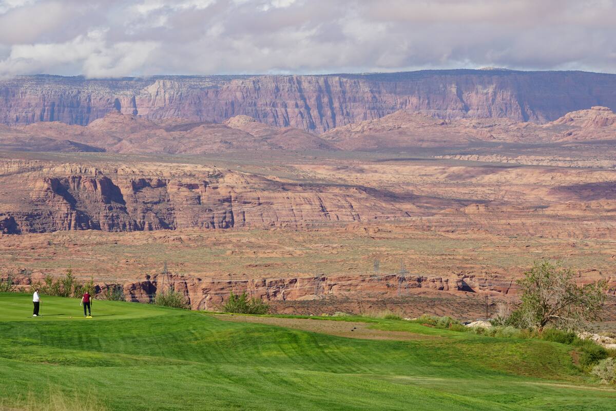 Lake Powell National Golf Course: una experiencia de golf entre rocas rojas en Arizona