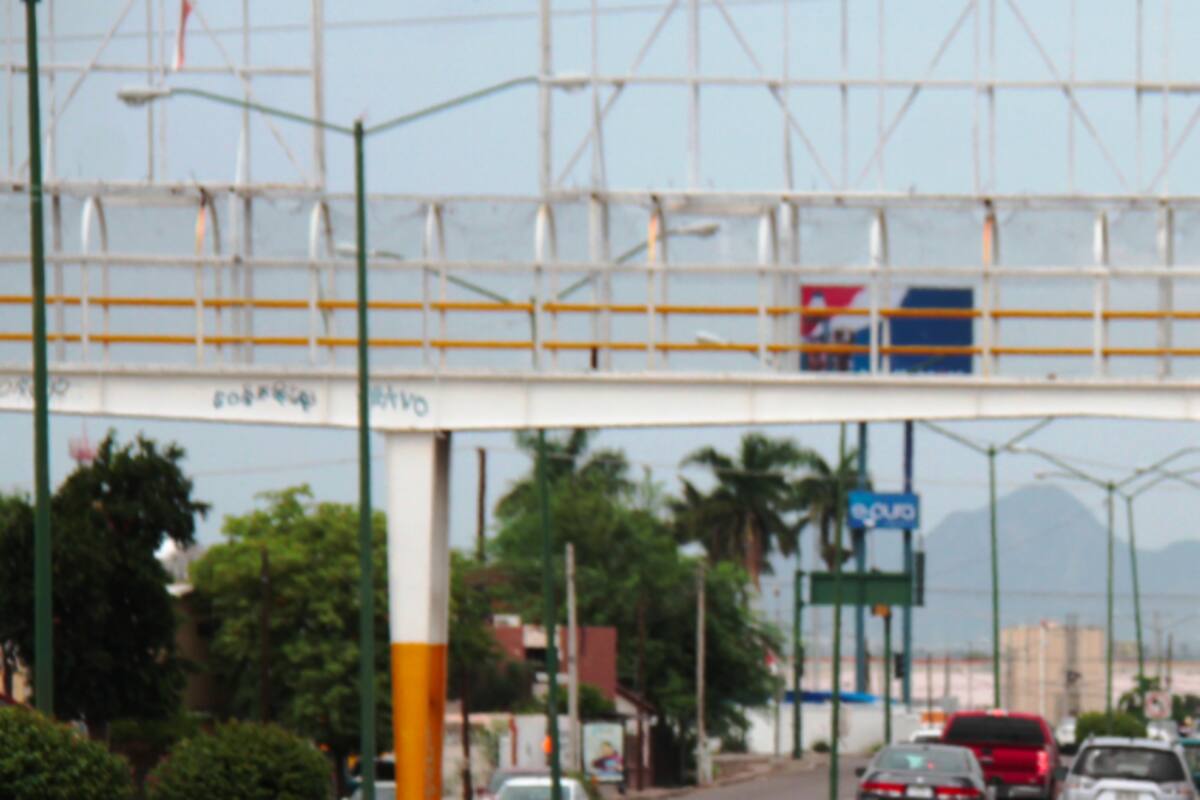 Rescatan a hombre de puente peatonal en Hermosillo