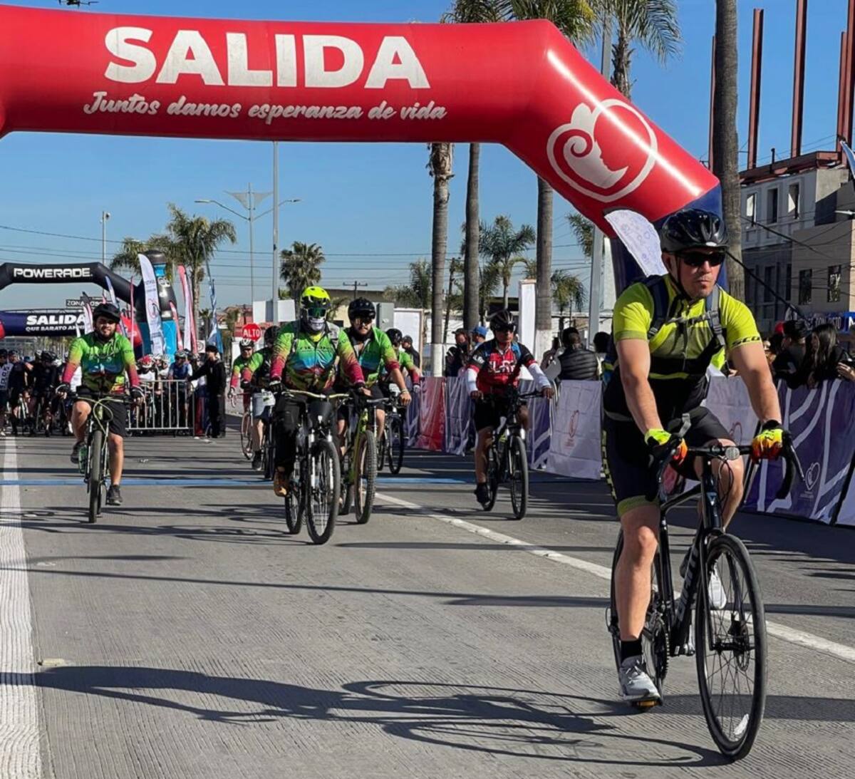 El arranque del Paseo ciclista "Pedaleando por una esperanza de vida" se realizó a las 9:00 horas a las afueras del Hotel Rosarito.