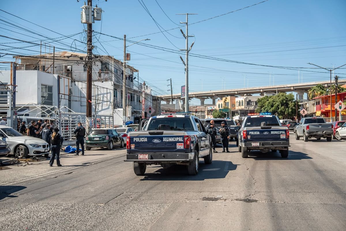 Agentes de la Fiscalía General del Estado resguardaron la zona donde ocurrió el ataque armado sobre la avenida Negrete, en la Zona Centro de Tijuana. Foto: Border Zoom.