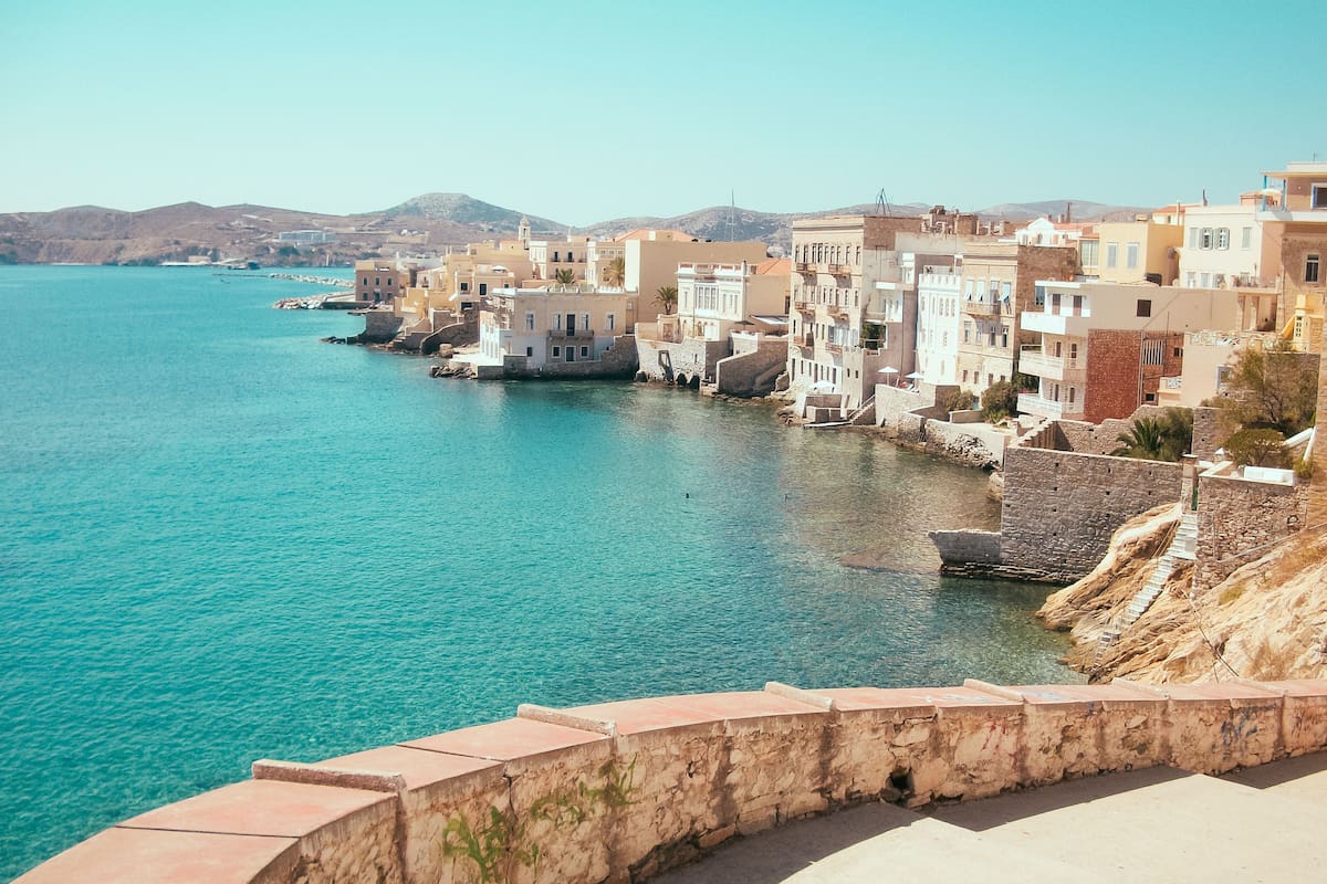 Una isla de Grecia busca voluntarios para cuidar gatos rescatados y ofrece alojamiento gratis, desayuno, jornadas de cinco horas al día y tiempo libre para recorrer Syros durante la estancia