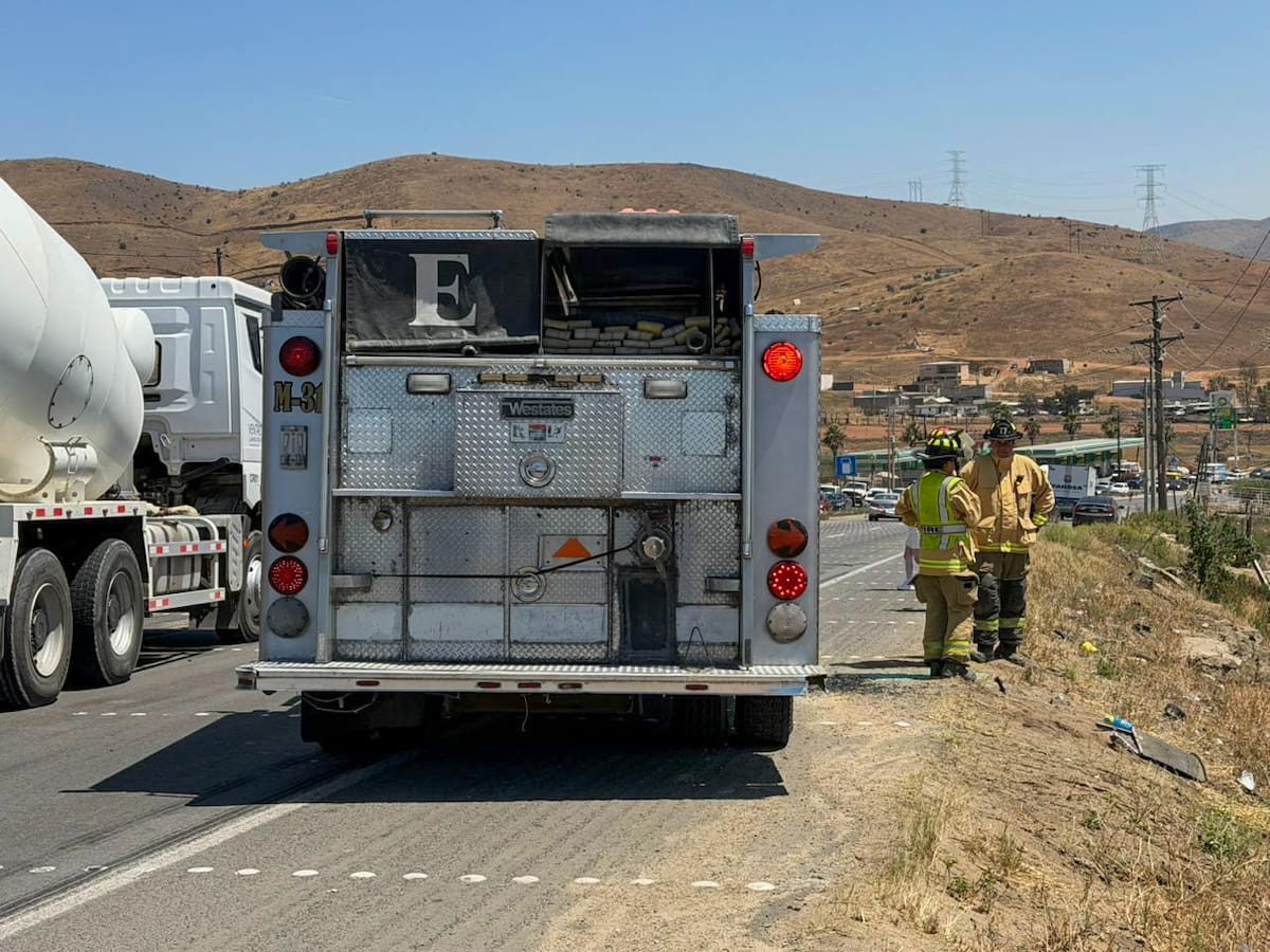 La conductora fue trasladada a un hospital; tres menores resultaron ilesos. Foto: Border Zoom