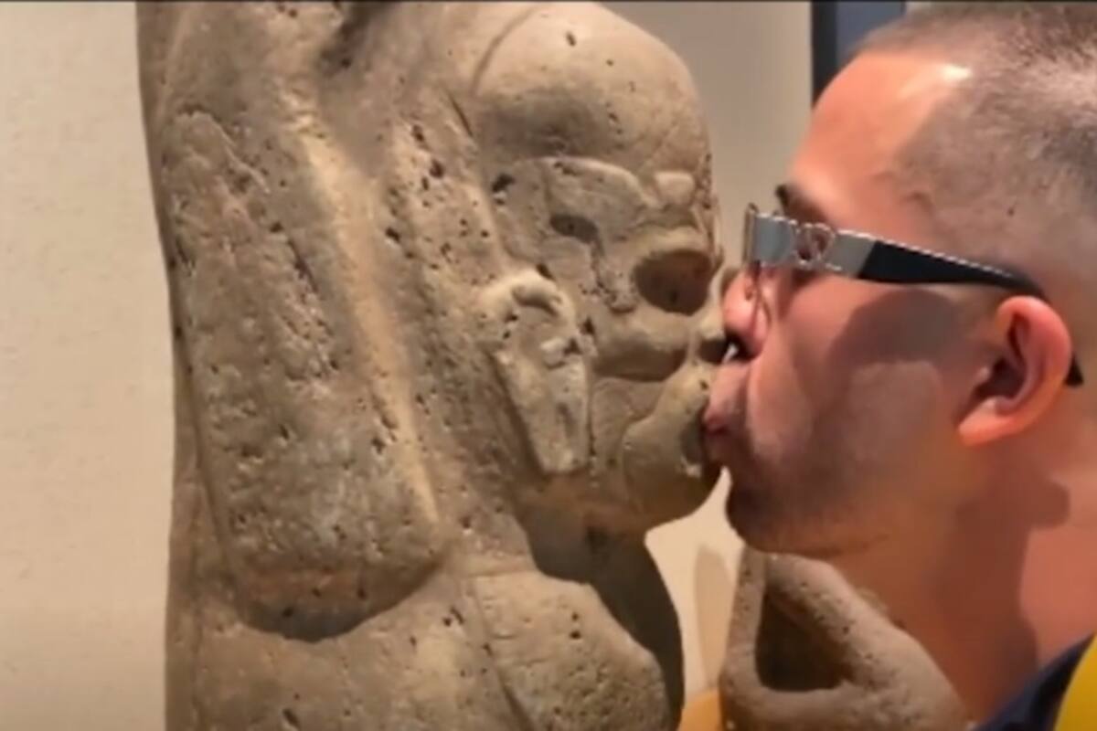 Artista besa y lame piezas prehispánicas del Museo Nacional de Antropología