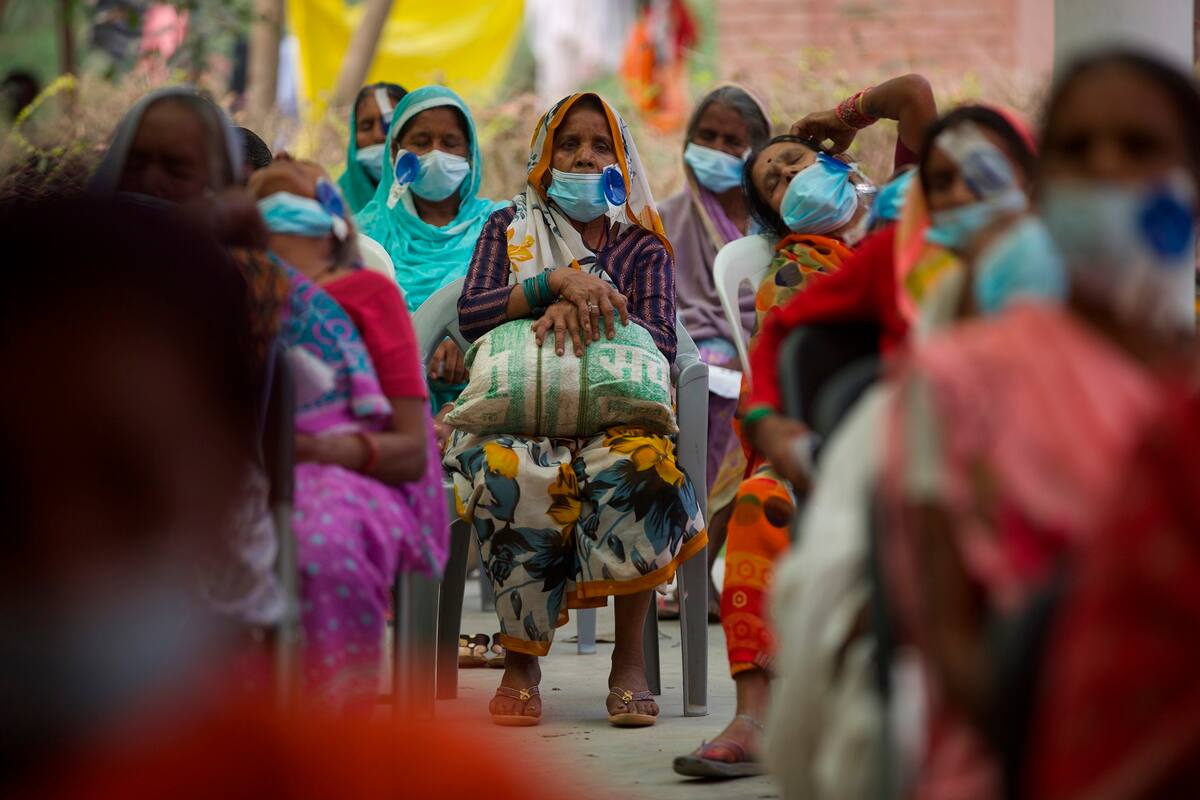 Pacientes del doctor Sanduk Ruit que fueron operadas de cataratas esperan ser vistas por el cirujano en Lumbini, Nepal, el 31 de marzo del 2021. (AP Photo/Bikram Rai)