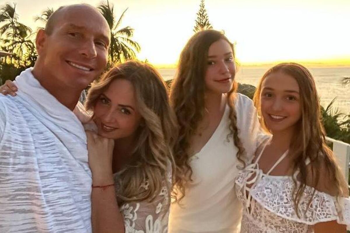 Andrea Legarreta despide el año con las manos arriba