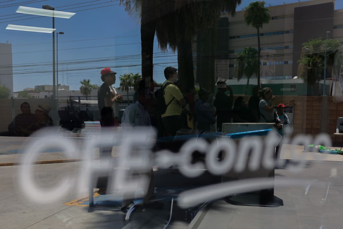 Se manifiesta Frente Cívico Mexicalense en oficinas de CFE para exigir un alto a los cobros excesivos