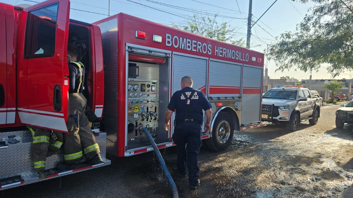 Bomberos controlaron el incendio mientras los agentes ponían a salvo a la propietaria del inmueble.