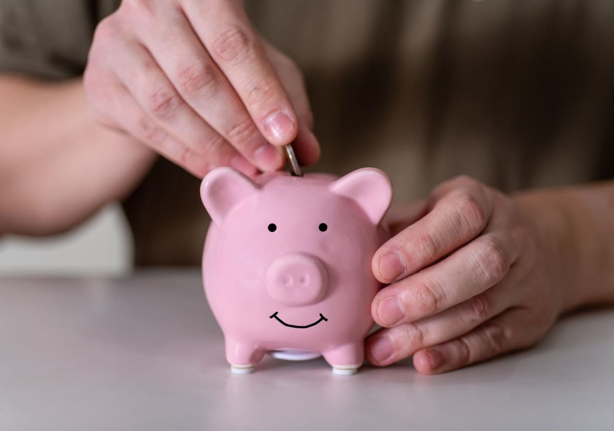 La meta inicial debe ser acumular una reserva económica que cubra estrictamente de 3 a 6 meses de los gastos básicos del hogar, como alimentación, vivienda y servicios esenciales.| Canva