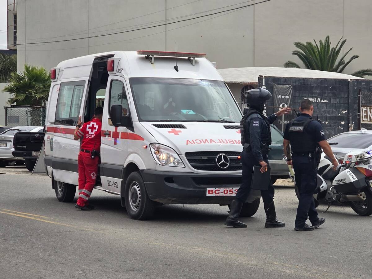 La mujer lesionada fue trasladada a un hospital y no se reporta como grave.