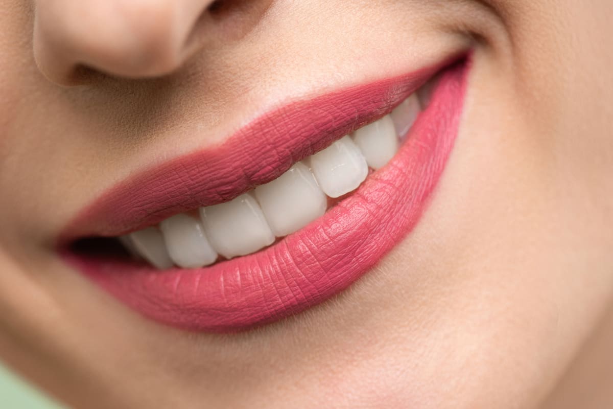 Científicos logran crear esmalte dental artificial a partir de cabello humano